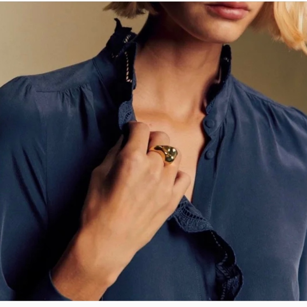 Sezane Chlo shirt in Navy Silk, Size 34